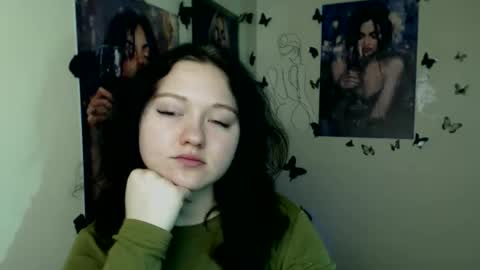 Snapshot of _foxy_lady chatting on December 5, 7:28 am Alice online show from December 5, 7:28 am