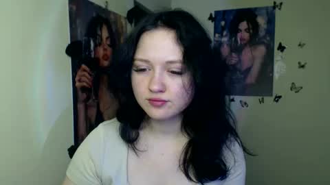 Snapshot of _foxy_lady chatting on December 16, 7:24 am Alice online show from December 16, 7:24 am