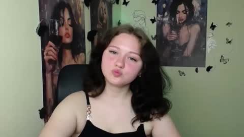 Snapshot of _foxy_lady chatting on May 19, 6:09 am Alice online show from May 19, 6:09 am