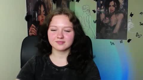 Snapshot of _foxy_lady chatting on May 23, 7:02 am Alice online show from May 23, 7:02 am