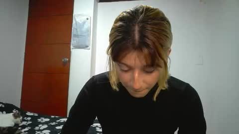 Snapshot of _genesid_dixton chatting on May 4, 8:05 pm Mia-foster online show from May 4, 8:05 pm