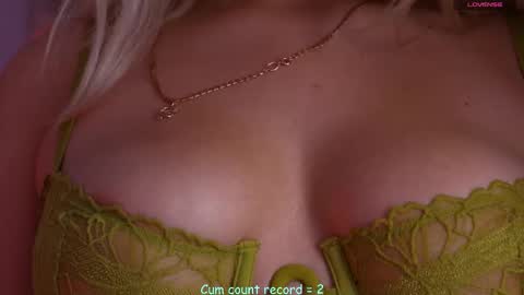 Snapshot of _iowaa_ chatting on December 15, 7:34 am Maria online show from December 15, 7:34 am