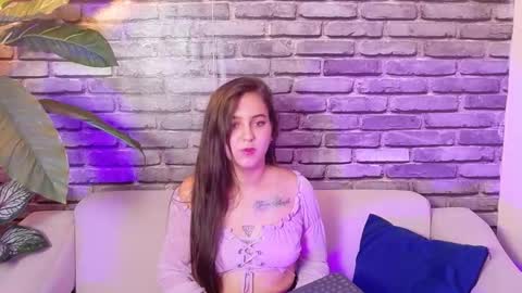 Snapshot of _ivone chatting on November 17, 6:57 pm Annie online show from November 17, 6:57 pm