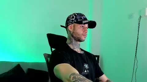 Snapshot of _jamesleandros chatting on June 29, 4:19 am jeison online show from June 29, 4:19 am