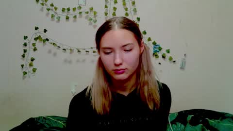 _kikiclark_ online show from November 22, 5:56 pm