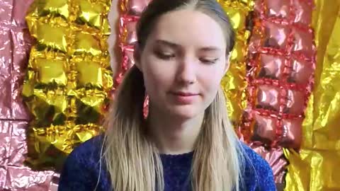 _kikiclark_ online show from March 18, 12:08 pm