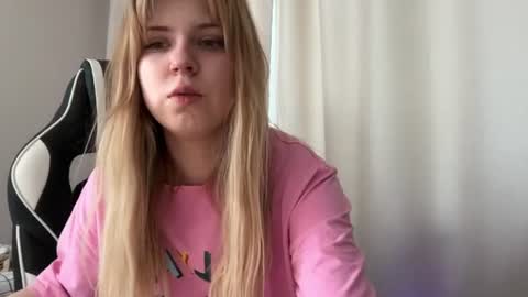 Snapshot of _kirieshka chatting on June 20, 9:45 am Molly Emily online show from June 20, 9:45 am