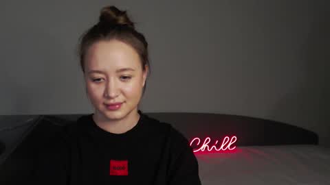 _lalune_ online show from December 2, 1:05 pm