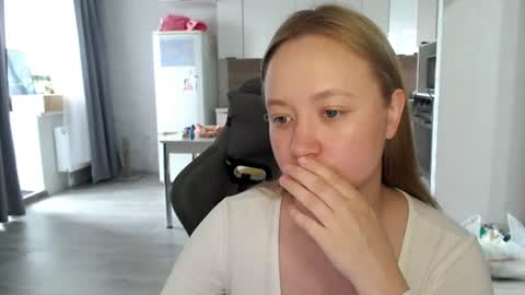 Snapshot of _lalune_ chatting on June 25, 9:36 am _lalune_ online show from June 25, 9:36 am