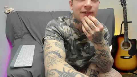 Snapshot of _layne chatting on February 8, 7:56 am Layne online show from February 8, 7:56 am