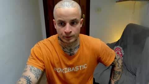 Snapshot of _layne chatting on May 7, 11:48 am Layne online show from May 7, 11:48 am