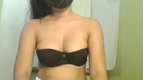 Snapshot of _lilies_gigi_ chatting on December 17, 12:05 am _lilies_gigi_ online show from December 17, 12:05 am