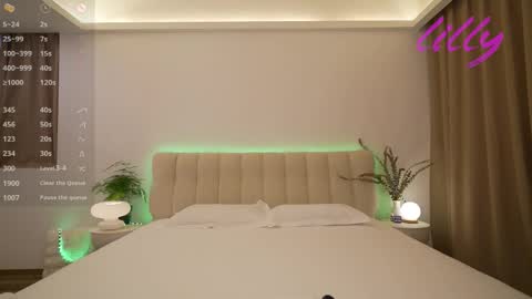 _lillilly_ online show from September 13, 5:29 am