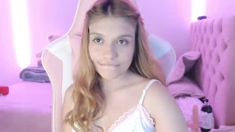 Snapshot of _lloou_ chatting on June 18, 10:36 pm Sofia 3 online show from June 18, 10:36 pm