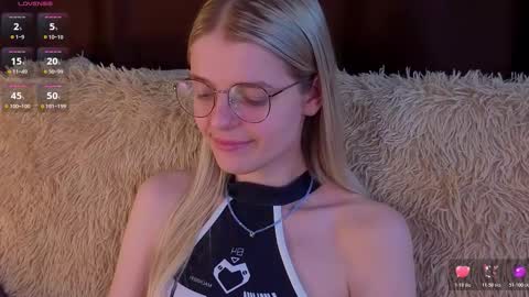 Snapshot of _luckybet_ chatting on November 17, 7:30 pm Monica online show from November 17, 7:30 pm