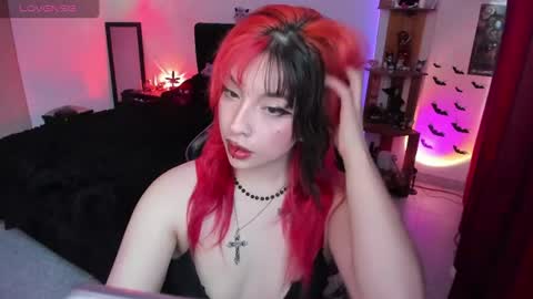 Snapshot of _lucyx__ chatting on June 30, 10:33 pm Queen. Help me reach 100 thumbs up online show from June 30, 10:33 pm