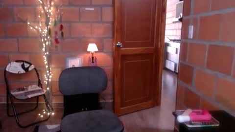 _lunablondie_ online show from December 2, 12:18 pm