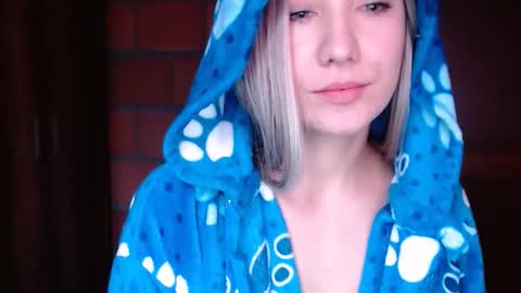 _lunablondie_ online show from February 4, 3:15 pm