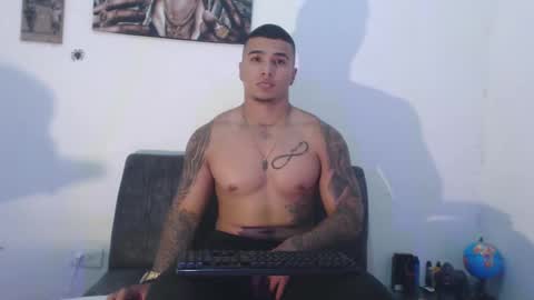 Snapshot of _luxury_23 chatting on February 26, 4:25 am STIVEN online show from February 26, 4:25 am