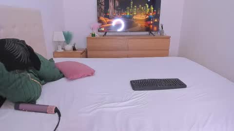 Lynna online show from January 7, 10:45 pm