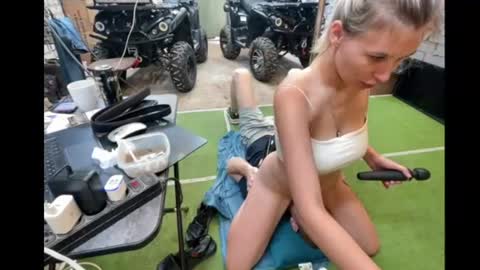 Snapshot of _magic_kis chatting on July 1, 7:32 am _magic_kis online show from July 1, 7:32 am