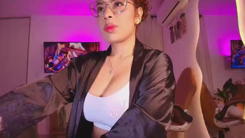 Snapshot of _megan_akbar chatting on October 1, 12:11 pm Marce  online show from October 1, 12:11 pm