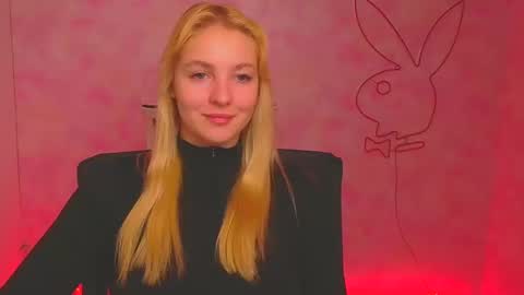 Snapshot of _mila_la_ chatting on December 3, 9:55 am Melanie online show from December 3, 9:55 am