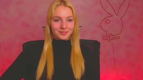 Snapshot of _mila_la_ chatting on December 5, 10:23 pm Melanie online show from December 5, 10:23 pm