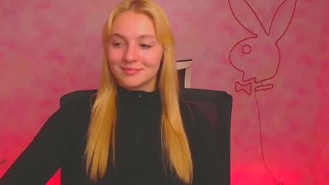 Snapshot of _mila_la_ chatting on December 6, 1:29 am Melanie online show from December 6, 1:29 am