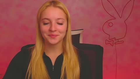 Snapshot of _mila_la_ chatting on December 7, 10:45 am Melanie online show from December 7, 10:45 am