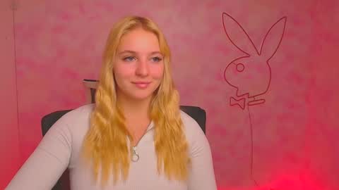 Snapshot of _mila_la_ chatting on December 8, 9:57 am Melanie online show from December 8, 9:57 am