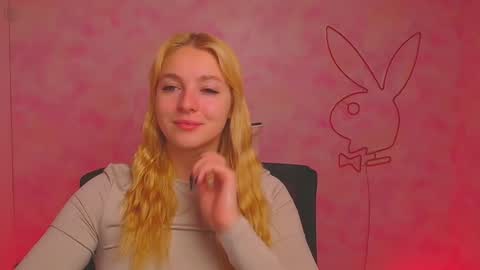 Snapshot of _mila_la_ chatting on December 10, 7:05 am Melanie online show from December 10, 7:05 am