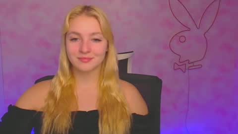 Snapshot of _mila_la_ chatting on December 12, 6:47 am Melanie online show from December 12, 6:47 am