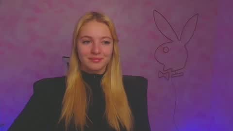 Snapshot of _mila_la_ chatting on December 16, 6:43 am Melanie online show from December 16, 6:43 am