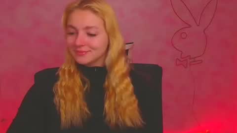 Snapshot of _mila_la_ chatting on December 17, 6:56 am Melanie online show from December 17, 6:56 am