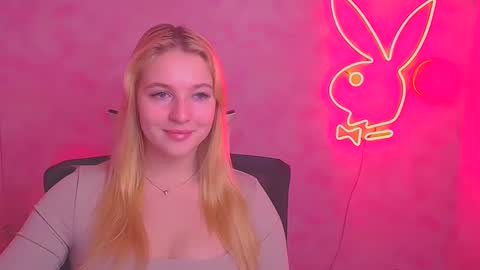 Snapshot of _mila_la_ chatting on February 16, 12:32 pm Melanie online show from February 16, 12:32 pm
