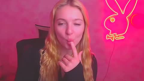 Snapshot of _mila_la_ chatting on February 18, 10:16 am Melanie online show from February 18, 10:16 am