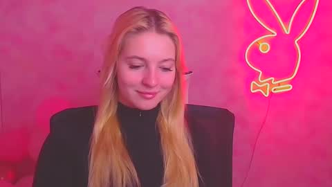 Snapshot of _mila_la_ chatting on February 22, 12:29 pm Melanie online show from February 22, 12:29 pm