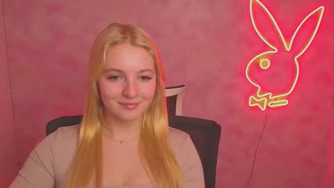 Snapshot of _mila_la_ chatting on March 7, 3:39 pm Melanie online show from March 7, 3:39 pm