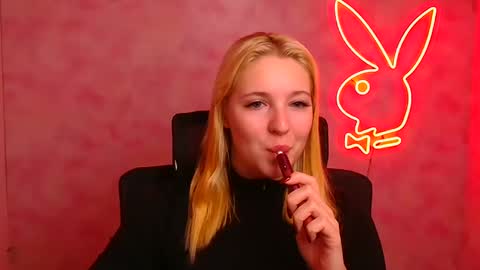 Snapshot of _mila_la_ chatting on October 3, 5:48 am Melanie online show from October 3, 5:48 am