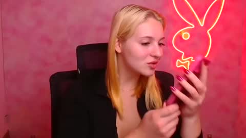 Snapshot of _mila_la_ chatting on October 6, 6:11 am Melanie online show from October 6, 6:11 am