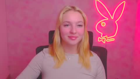 Snapshot of _mila_la_ chatting on October 8, 6:00 am Melanie online show from October 8, 6:00 am