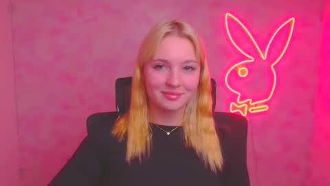 Snapshot of _mila_la_ chatting on October 10, 6:23 am Melanie online show from October 10, 6:23 am