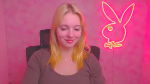 Snapshot of _mila_la_ chatting on October 14, 6:03 am Melanie online show from October 14, 6:03 am