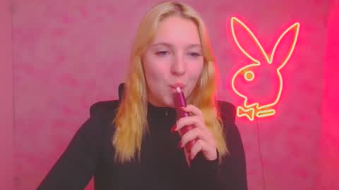 Snapshot of _mila_la_ chatting on October 20, 5:52 am Melanie online show from October 20, 5:52 am