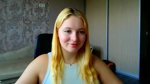 Snapshot of _mila_la_ chatting on July 9, 9:24 am Melanie online show from July 9, 9:24 am