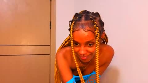 Mimi online show from April 25, 1:41 pm