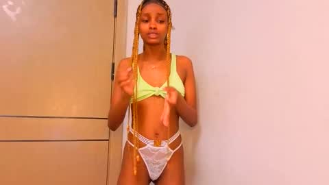 Mimi online show from May 1, 11:31 pm