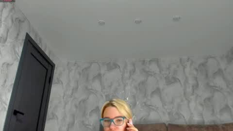 Snapshot of _miss_strawberry_ chatting on May 12, 5:59 am Sofia birthday october 29 online show from May 12, 5:59 am