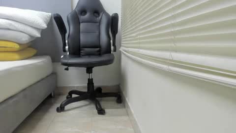 _molly_rosse_ online show from April 23, 12:04 pm